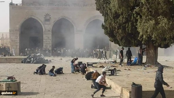 المتطرفون ينفذون الاقتحامات على مرأى العالم.. وقواته تحاصر وتعربد وتصيب 17 مقدسياً بينهم 3 خطيرة 2