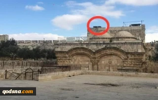 شبان يُزيلون نقطة لشرطة الاحتلال فوق مصلى باب الرحمة