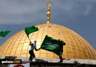 درآستانه روزجهانی قدس؛قدرتنمایی فلسطینیان با اهتزاز پرچم حماس در مسجدالاقصی