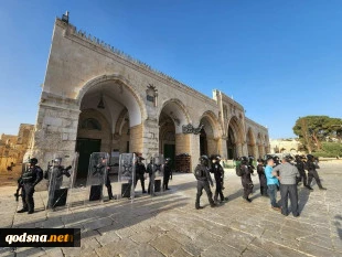 On the International Quds Day:

Over 40 Palestinians injured in fresh raid by Zionist troops on al-Aqsa Mosque