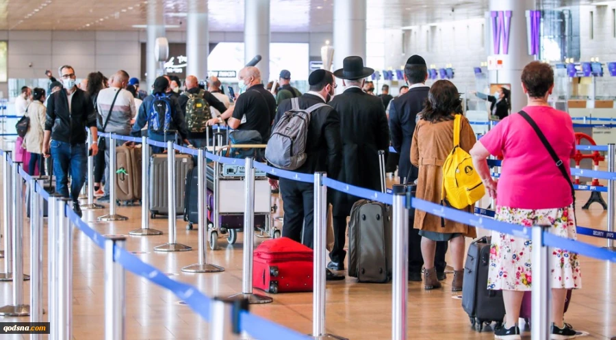 Poll: Nearly half of Israeli youths not optimistic, 33% think of immigration