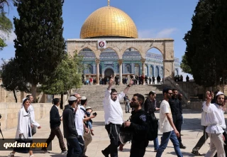 بحماية مشددة من قوات العدو..

عشرات المستوطنين يقتحمون باحات المسجد الأقصى المبارك