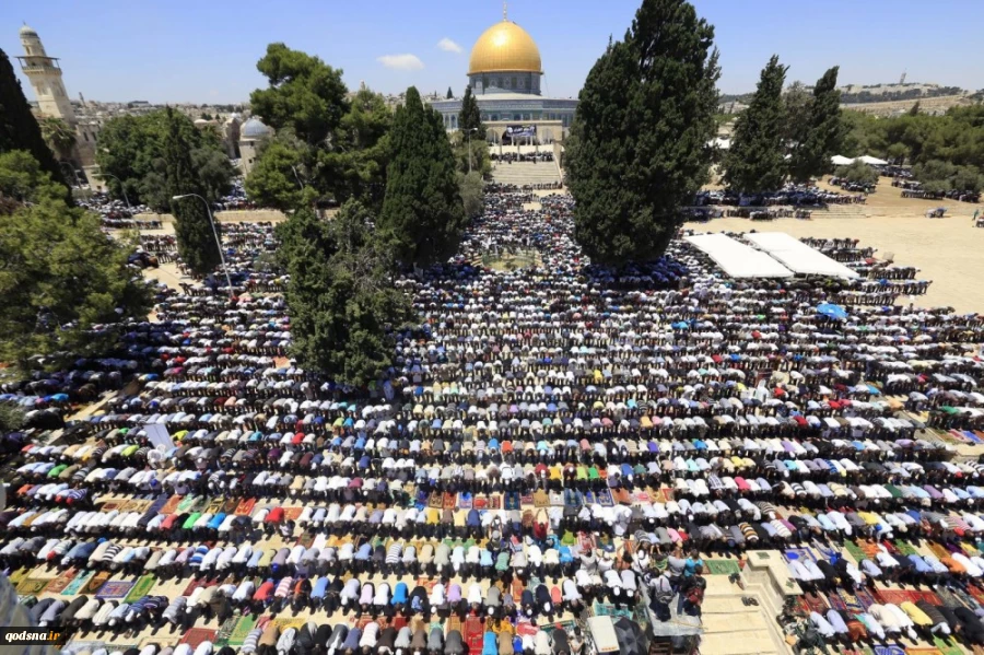 عشرات الآلاف يؤدون صلاة الجمعة في المسجد الأقصى
 2