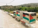 فلسطينيون يرسمون علم فلسطين على حواجز الاحتلال   3