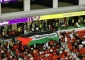 جماهير المغرب ترفع علما فلسطينيا ضخما في المباراة
