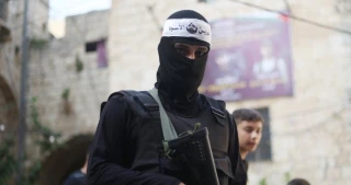 "عرين الأسود" تتبنى عملية استهداف سيارة مستوطنين جنوب نابلس