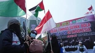 عناوین اخبار وبگاه‌ها و روزنامه های فلسطینی/ 23 خرداد

دست رد اندونزی به سینه هیئت نماینده رژیم اشغالگر و خشم تل آویو/ آتش زدن چاه آب کشاورزان فلسطینی توسط شهرک نشینان اسرائیلی/ طرح اشغالگران برای احداث 4 هزار واحد مسکونی در کرانه باختری/ سفر محمود عباس