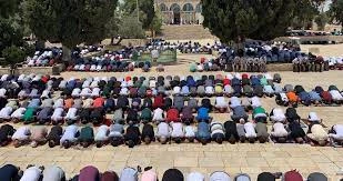 40,000 worshipers perform Friday prayer at Aqsa Mosque