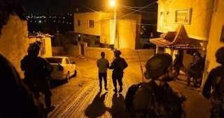Zionist troops kidnap several Palestinians during W. Bank raids