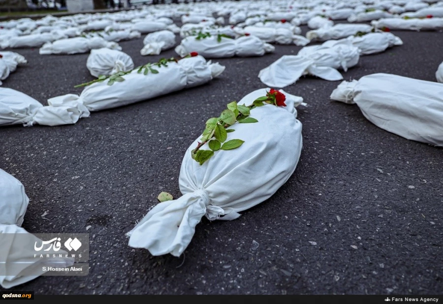 نشر جثامين رمزية لشهداء غزة الاطفال في ميدان فلسطين وسط طهران 4