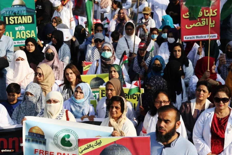 Hundreds of Pakistani doctors, paramedics in Karachi march for ceasefire in Gaza