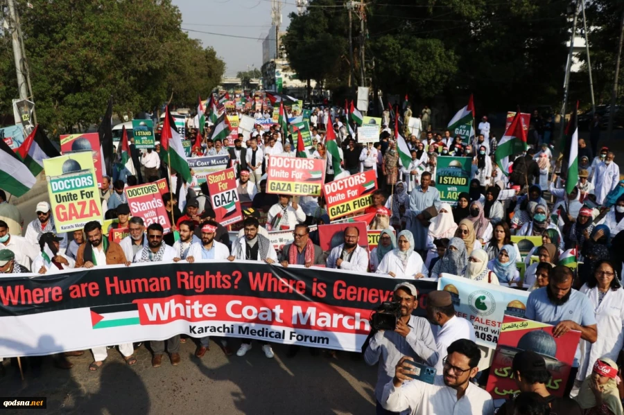 Hundreds of Pakistani doctors, paramedics in Karachi march for ceasefire in Gaza