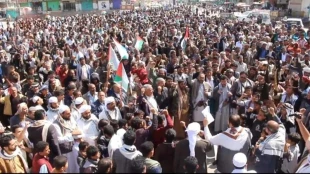 خروش میلیونی یمنی ها:

میلیونها یمنی عصر جمعه در 9 استان از جمله صنعاء در حمایت از ملت فلسطین در غزه راهپیمایی کردند 2