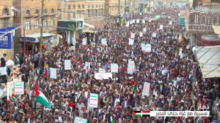 خروش میلیونی یمنی ها:

میلیونها یمنی عصر جمعه در 9 استان از جمله صنعاء در حمایت از ملت فلسطین در غزه راهپیمایی کردند 2