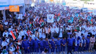 خروش میلیونی یمنی ها:

میلیونها یمنی عصر جمعه در 9 استان از جمله صنعاء در حمایت از ملت فلسطین در غزه راهپیمایی کردند 2