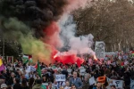 همبستگی جهانی با فلسطین | ساکنان شهر مادرید ـ پایتخت اسپانیا ـ با برپایی تظاهراتی گسترده ضمن اعلام همبستگی با غزه، خواستار توقف فوری نسل‌کشی ارتش رژیم صهیونیستی علیه ملت فلسطین شدند.
 2