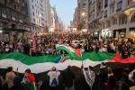 همبستگی جهانی با فلسطین | ساکنان شهر مادرید ـ پایتخت اسپانیا ـ با برپایی تظاهراتی گسترده ضمن اعلام همبستگی با غزه، خواستار توقف فوری نسل‌کشی ارتش رژیم صهیونیستی علیه ملت فلسطین شدند.
 2