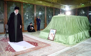 قائد الثورة الإسلامية يزور مرقد الإمام الخميني (رض)