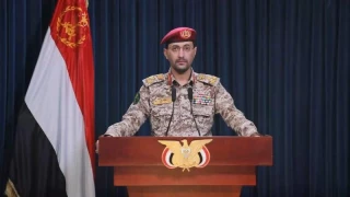 القوات اليمنية تستهدف بـ 6 عمليات أم الرشراش وسفن ومدمرات أمريكية وبريطانية