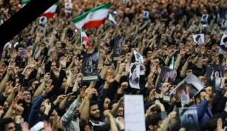 بحر بشري هادر يتجه نحو جامعة طهران لتشييع الشهيد رئيسي ورفاقه / قائد الثورة الإسلامية يقيم الصلاة على جثمان الشهيد رئيسي ومرافقيه