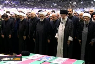 قائد الثورة الإسلامية يقيم الصلاة علي جثامين شهداء الخدمة