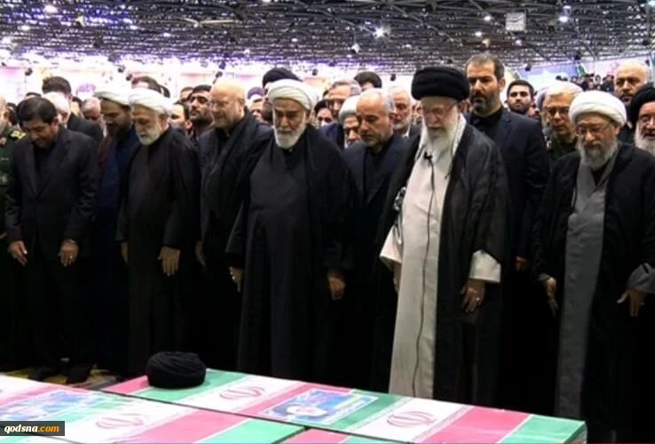 قائد الثورة الإسلامية يقيم الصلاة علي جثامين شهداء الخدمة 2