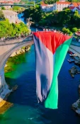 برافراشته شدن پرچم فلسطین بر روی پل قدیمی موستار، بوسنی و هرزگوین + عکس 2