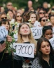 زنان نروژی در همبستگی با غزه تجمع کردند و با نثار گل یاد شهدای زن غزه را گرامی داشتند 2