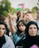 زنان نروژی در همبستگی با غزه تجمع کردند و با نثار گل یاد شهدای زن غزه را گرامی داشتند 2