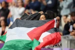 اهتزاز پرچم فلسطین در ورزشگاه استادو فرانس محل برگزاری مسابقات پارادوومیدانی بازی های پارالمپیک 2