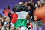 اهتزاز پرچم فلسطین در ورزشگاه استادو فرانس محل برگزاری مسابقات پارادوومیدانی بازی های پارالمپیک 4