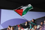 اهتزاز پرچم فلسطین در ورزشگاه استادو فرانس محل برگزاری مسابقات پارادوومیدانی بازی های پارالمپیک 5