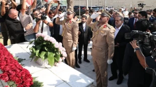 در بدو ورود به عراق 

حضور رئیس جمهور در یادمان شهید سلیمانی و ابومهدی المهندس 2