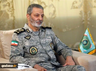 فرمانده کل ارتش دریافت نشان «فتح» را به سردار حاجی زاده تبریک گفت