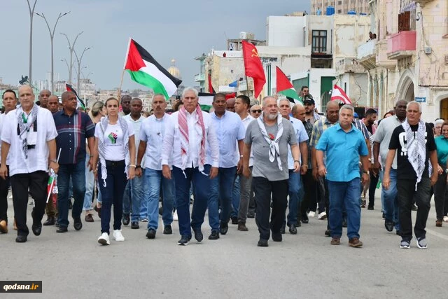 رئیس‌جمهور کوبا با چفیه در راهپیمایی حمایت از فلسطین در مقابل سفارت آمریکا 2