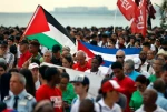 رئیس‌جمهور کوبا با چفیه در راهپیمایی حمایت از فلسطین در مقابل سفارت آمریکا 4