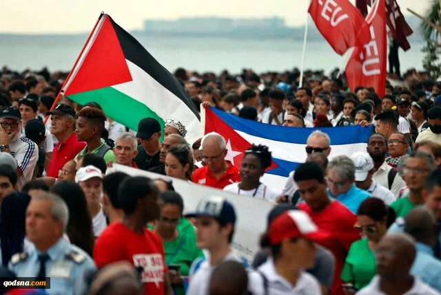 رئیس‌جمهور کوبا با چفیه در راهپیمایی حمایت از فلسطین در مقابل سفارت آمریکا 4
