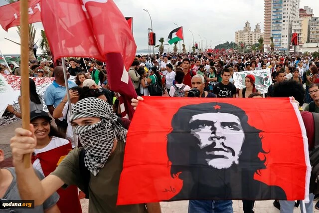 رئیس‌جمهور کوبا با چفیه در راهپیمایی حمایت از فلسطین در مقابل سفارت آمریکا 3