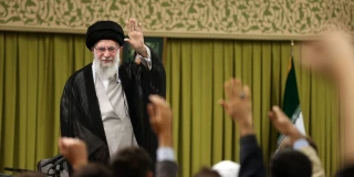 قائد الثورة الإسلامية: أي عمل ضد إيران وجبهة المقاومة سيُقابل برد حازم وقوي