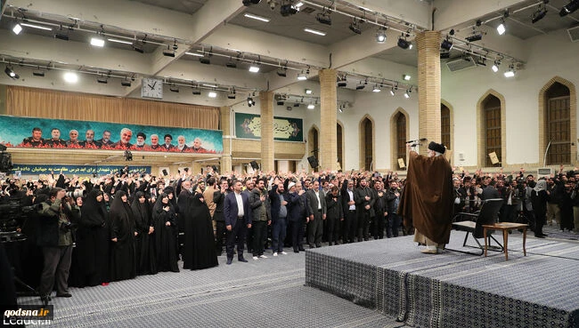 رهبر انقلاب در دیدار جمعی از خانواده‌های شهدای مدافع حرم و مقاومت:  سردار سلیمانی از ایران هم به عنوان حرم دفاع می‌کرد/  اگر مبارزه شجاعانه حاج قاسم و مدافعان حرم نبود امروز خبری از اعتاب مقدسه چه زینبیه و چه حتی کربلا و نجف نبود/ نخواهند توانست پرچم مقاو
