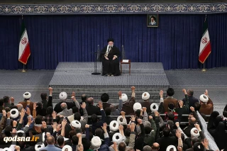 رهبر انقلاب در دیدار هزاران نفر از مردم قم: دستگاه‌های تبلیغاتی و فرهنگی و فعالان فضای مجازی پرده‌ی توهم اقتدار دشمن را پاره کنند/ کینه آمریکایی ها از انقلاب شتری است