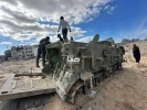 ادوات جنگی منهدم شده رژیم اشغالگر صهیونیستی در شهر رفح، به اسباب‌بازی کودکان فلسطینی تبدیل شده است 4