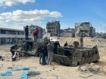 ادوات جنگی منهدم شده رژیم اشغالگر صهیونیستی در شهر رفح، به اسباب‌بازی کودکان فلسطینی تبدیل شده است 7