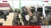 تصاویری از لحظه تحویل دادن ۳ اسیر صهیونیست توسط القسام به صلیب سرخ 2