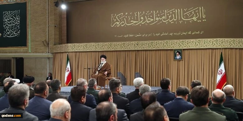 قائد الثورة الاسلامية يستقبل جمعا من كوادر قطاع الصناعة الدفاعية للبلاد   2