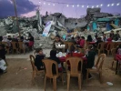 افطار دسته جمعی فلسطینیان روی ویرانه‌های خانه‌ها در رفح در جنوب نوار غزه  2