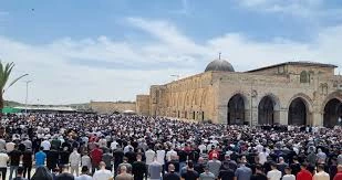 90,000 Palestinians perform Friday prayer at Aqsa Mosque