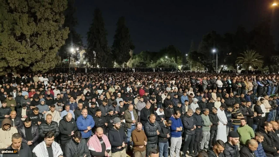 تصاویری از حضور گسترده و باشکوه شب گذشته 130 هزار نمازگزار فلسطینی در نماز تراویح مسجد الاقصی 2