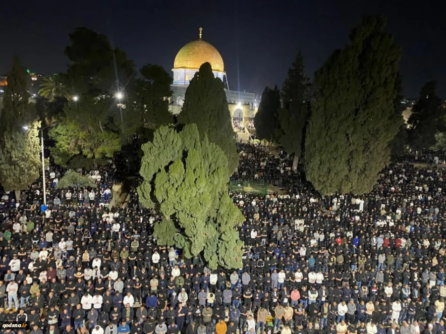 تصاویری از حضور گسترده و باشکوه شب گذشته 130 هزار نمازگزار فلسطینی در نماز تراویح مسجد الاقصی 5