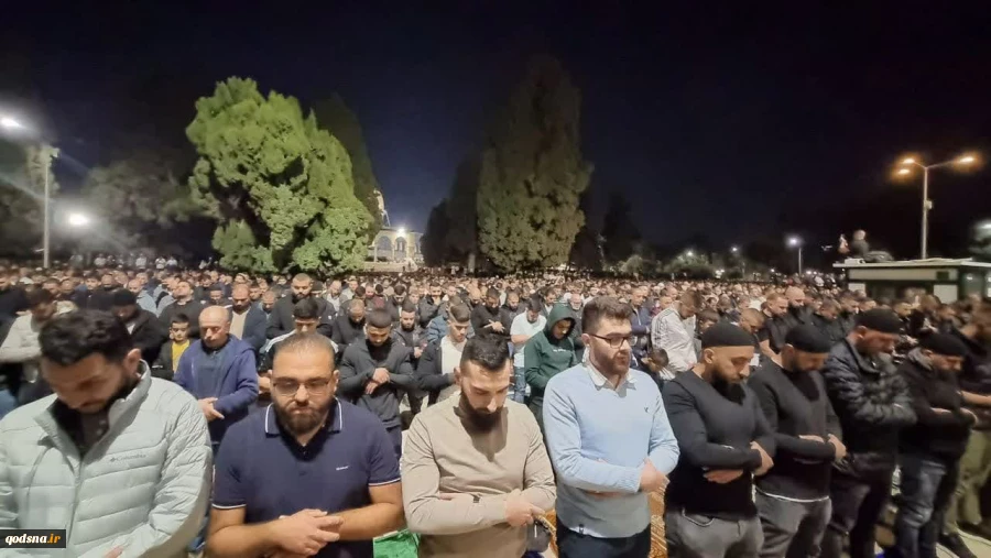 تصاویری از حضور گسترده و باشکوه شب گذشته 130 هزار نمازگزار فلسطینی در نماز تراویح مسجد الاقصی 11